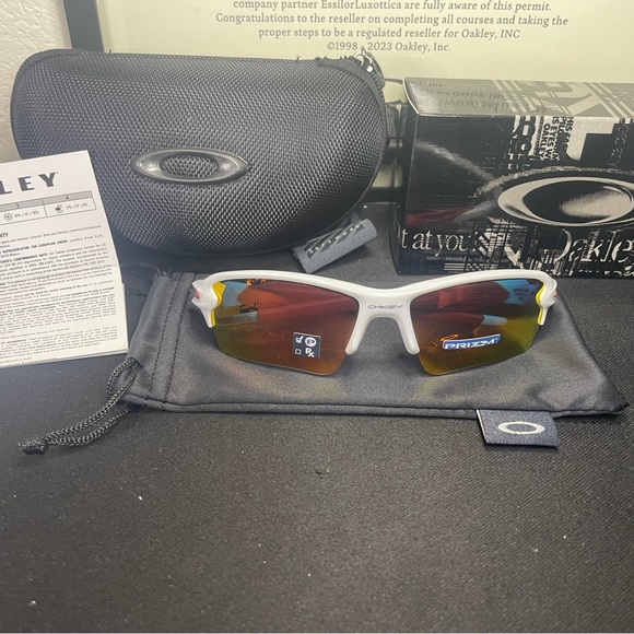 Oakley Flak 2.0 Sunglasses with accessories - Picture 13 of 16